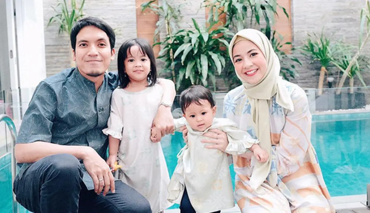 Keluarga kecil Desta dan Natasha Rizky memang tak berseragam di hari lebaran. Namun kekompakan tampak terasa di dalamnya. Unggah foto di akun Ignya, istri Desta juga memberi ucapan. “Met lebaran ❣️🙏 •,” tulisnya. (Instagram/natasharizkynew)
