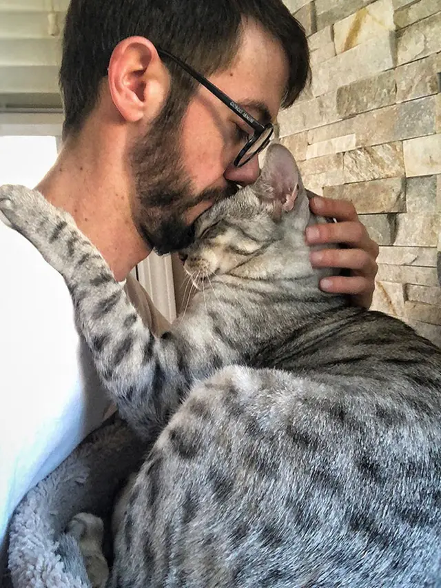 6 Potret Cowok Ganteng Bersama Kucing Peliharaanya Ini Bikin Terpesona