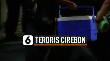 Densus 88 kembali menangkap terduga teroris di Cirebon, Jawa Barat. Saat menggeledah rumah terduga teroris, polisi menemukan beberapa senjata hingga cairan kimia.