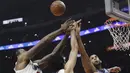 Pemain Memphis Grizzlies, Brandan Wright (kanan) berebut bola dengan para pemain Clippers pada laga NBA basketball game, di Staples Center, Los Angeles, (2/1/2018). Clippers menang 113-105. (AP/Jae C. Hong)