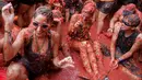 Sejumlah orang mengikuti festival tahunan 'Tomatina' (perang tomat) di Bunol, Valencia, Spanyol, Rabu (31/8). Perang tomat ini telah menjadi tradisi di Bunol sejak akhir Perang Dunia II dan telah menjadi daya tarik wisatawan. (REUTERS / Heino Kalis)