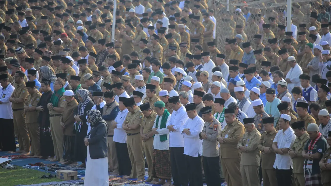 Ribuan warga Kota Tangerang memadati lapangan Stadion Benteng Reborn melakukan Salat Istisqa' untuk memohon hujan, pada pukul 07.00 Wib, Senin (23/10/2023).