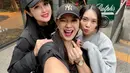 Sandra Dewi diketahui berlibur bersama kedua sahabatnya, Yuanita Christiani dan Kartika Lin. Kekompakkan ketiganya ini juga tak lepas dari sorotan netizen. (Liputan6.com/IG/@sandradewi88)