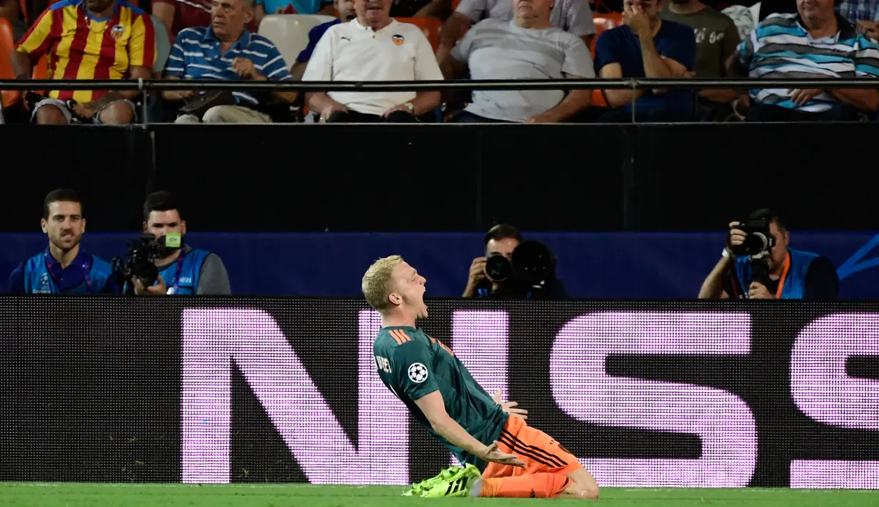 Gelandang Ajax Amsterdam, Van de Beek berselebrasi usai mencetak gol ke gawang Valencia pada lanjutan pertandingan grup H Liga Champions di stadion Mestalla, Spanyol (2/10/2019). Ajax menang telak 3-0 atas Valencia. (AFP Photo/Javier Soriano)