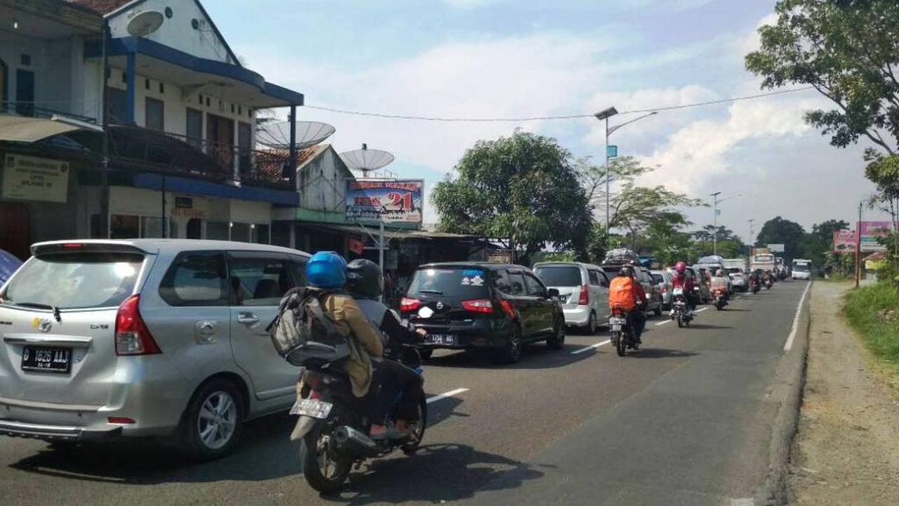 Kemacetan di jalur selatan Jawa Barat (Liputan6.com/Jayadi Supriadin)