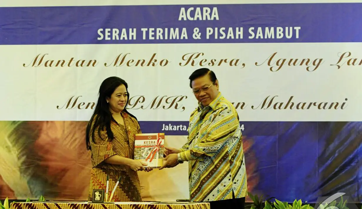 Puan Maharani mendapat cenderamata dari Agung Laksono usai menandatangani berita acara serah terima jabatan, Jakarta, Selasa (28/10/2014). (Liputan6.com/Andrian M Tunay)