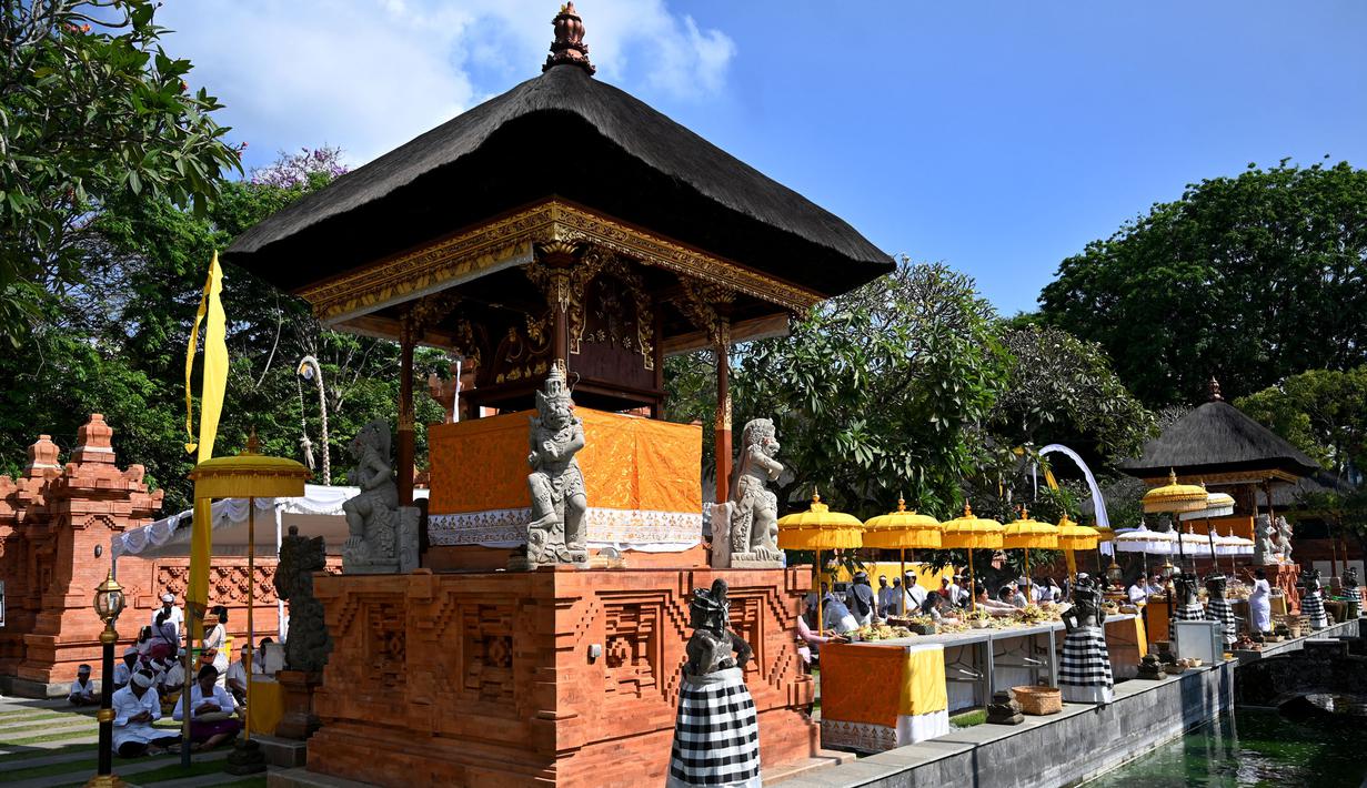 Hari Raya Galungan dirayakan oleh umat Hindu Bali setiap 210 hari sekali, dengan menggunakan perhitungan kalender Bali, yaitu pada hari Budha Kliwon Dungulan. (SONNY TUMBELAKA/AFP)