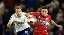 Pemain Tottenham Hotspur Harry Kane (kiri) berebut bola dengan pemain Middlesbrough Marcus Tavernier pada pertandingan putaran kelima Piala FA di Stadion Riverside, Middlesbrough, Inggris, 1 Maret 2022. Tottenham Hotspur kalah 1-0 dan tersingkir dari Piala FA. (Lindsey Parnaby/AFP)