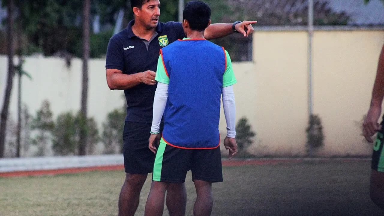 Pelatih Persebaya Surabaya Angel Alfredo Vera