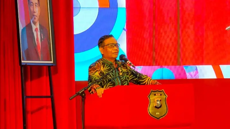 Menko Polhukam Mahfud MD saat menjadi pembicara dalam diskusi panel hari anti korupsi se dunia di Polda Riau.