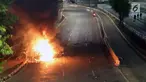 Api menyala membakar salah satu unit kendaraan kawat berduri milik aparat kepolisian di Jalan Gatot Subroto, Jakarta, Rabu (29/9/2019). Massa yang rata-rata berseragam sekolah dan pramuka bentrok dengan petugas sehingga jalan depan Kompleks Parlemen lumpuh. (Liputan6.com/HelmiFithriansyah)
