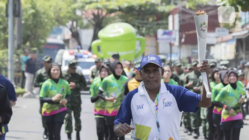 Abdul Rojak Membawa Obor Asian Games 2018