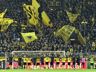 Para pemain Borussia Dortmund menyapa suporter saat merayakan kemenangan atas Inter Milan usai pertandingan Grup F Liga Champions di Signal Iduna Park, Jerman (5/11/2019). Dortmund menang tipis 3-2 atas Inter Milan. (AP Photo/Martin Meissner)