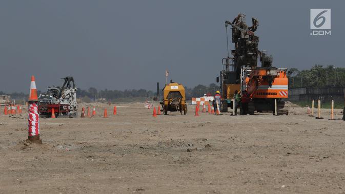 Alat berat terlihat di proyek pembangunan runway dan taxiway 3 di Bandara Soekarno-Hatta, Tangerang, Kamis (21/6). Diharapkan taxiway tersebut selesai pada akhir Desember 2018 dan runway ketiga ini akan selesai pada Juni 2019. (Liputan6.com/Angga Yuniar)