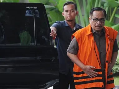 Terpidana kasus e-KTP mantan Dirjen Dukcapil Kemendagri Irman turun dari mobil tahanan dikawal petugas saat akan menjalani pemeriksaan oleh penyidik di Gedung KPK, Jakarta, Senin (19/3). (Merdeka.com/Dwi Narwoko)