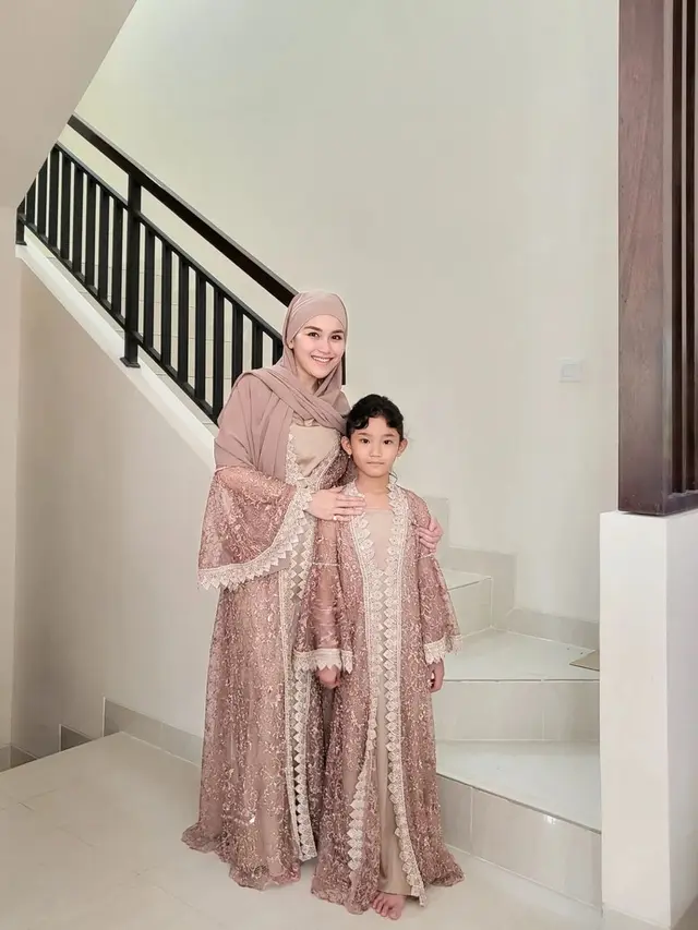 Ayu Ting Ting mengenakan hijab saat hadir dalam syukuran rumah baru Assyifa Nuraini sang adik (Foto: Instagram @ayutingting92)