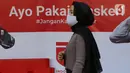 Warga melintasi spanduk sosialisasi Gerakan Ayo Pakai Masker di area pedestrian Stasiun Terpadu Tanah Abang, Jakarta, Kamis (27/8/2020). Guna menekan penyebaran Covid-19, Polda Metro Jaya dan Kodam Jaya terus mengampanyekan pentingnya menaati protokol kesehatan. (Liputan6.com/Helmi Fithriansyah)
