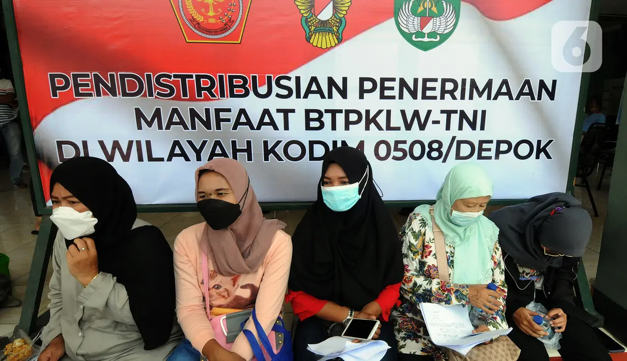 Warga menunggu saat distribusi Bantuan Tunai untuk Pedagang Kaki Lima dan Warung (BTPKLW) di Markas Kodim 0508/Depok, Jawa Barat, Rabu (20/10/2021). Penyaluran bantuan dilakukan hingga delapan hari ke depan. (merdeka.com/Arie Basuki)