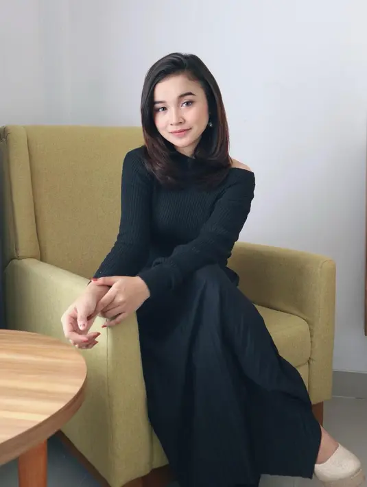 Tak pakai makeup tebal, wajahnya yang dirias natural serta gaun hitam polos ini membuatnya terlihat anggun. (Liputan6.com/IG/@tasya_ratu_gopo)