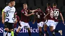 Bek Torino, Bremer (kedua kiri) berselebrasi dengan rekan satu timnya usai mencetak gol ke gawang Inter Milan pada pertandingan lanjutan Liga Serie A Italia di stadion Olimpiade di Turin, Senin (14/3/2022). Torino bermain imbang atas Inter Milan 1-1. (AFP/Marco Bertorello)