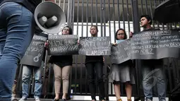 Massa kompak mengenakan kaos hitam dan membawa spanduk saat aksi unjuk rasa di Kejaksaan Agung, Jakarta, Selasa (28/4/2015). Aksi tersebut menuntut Presiden Jokowi dan Kejagung membatalkan pelaksanaan eksekusi mati. (Liputan6.com/Johan Tallo)