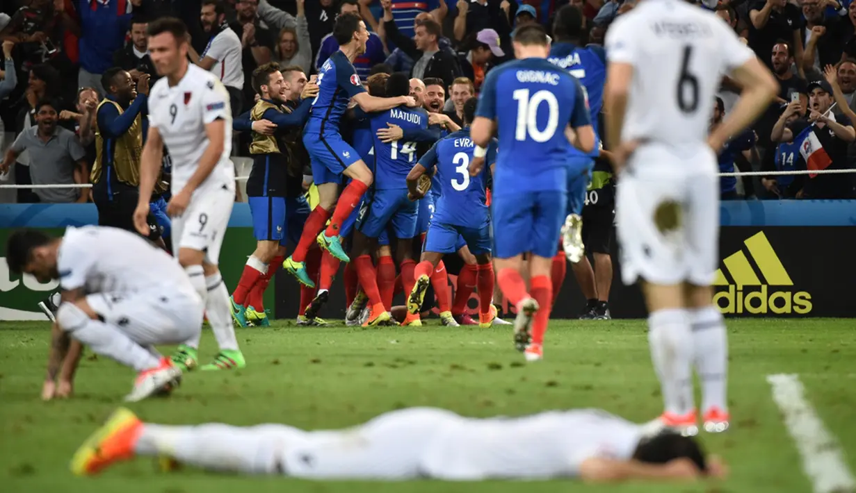 Pemain Prancis merayakan kemenangan atas Albania pada laga Grup A Piala Eropa 2016 di Stade Velodrome, Marseille, Kamis (16/6/2016) dini hari WIB. (AFP/Bertrand Langlois)
