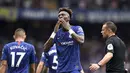 Striker Chelsea, Tammy Abraham, merayakan gol yang dicetaknya ke gawang Sheffield United pada laga Premier League di Stadion Stamford Bridge, London, Sabtu (31/8). Kedua klub bermain imbang 2-2. (AP/John Walton)