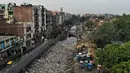 Pandangan udara menunjukkan saluran pembuangan air limbah yang dipenuhi sampah di lingkungan berpenghasilan rendah di New Delhi, India (4/10/2019). (AFP Photo/Noemi Cassanelli)