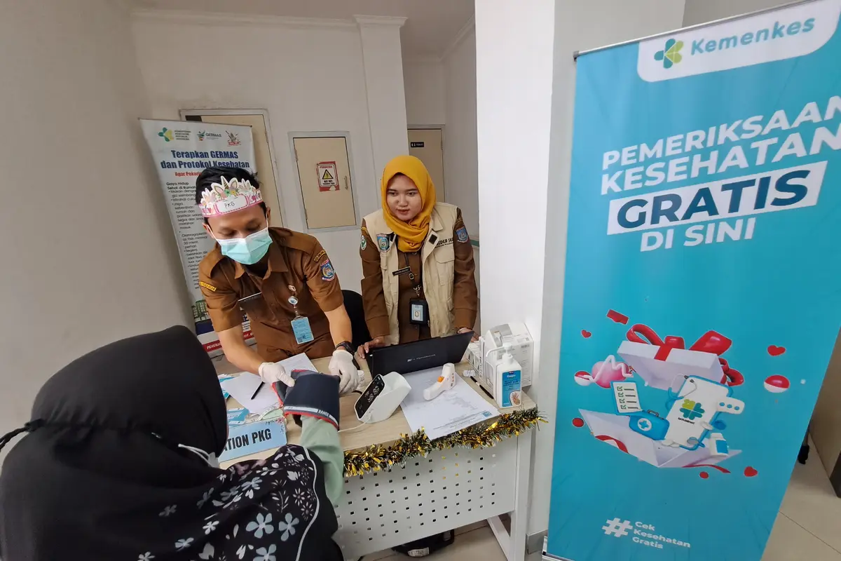 Puskesmas Ciater, Kecamatan Serpong, Kota Tangerang Selatan (Tangsel), puluhan warga yang hendak melakukan pemeriksaan kesehatan gratis.