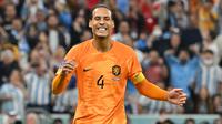 Reaksi kecewa bek Timnas Belanda, Virgil van Dijk setelah gagal memasukkan bola saat adu penalti menghadapi Argentina pada laga perempatfinal Piala Dunia 2022 di Lusail Stadium, Doha (9/12/2022). Virgil van Dijk yang telah membela Liverpool sejak paruh musim 2017/2018 kini dipercaya memegang ban kapten utama The Reds sepeninggal Jordan Henderson. Bersama Timnas Belanda ia juga masih dipercaya sebagai kapten utama sejak 2018 menggantikan Wesley Sneijder. (AFP/Alberto Pizzoli)