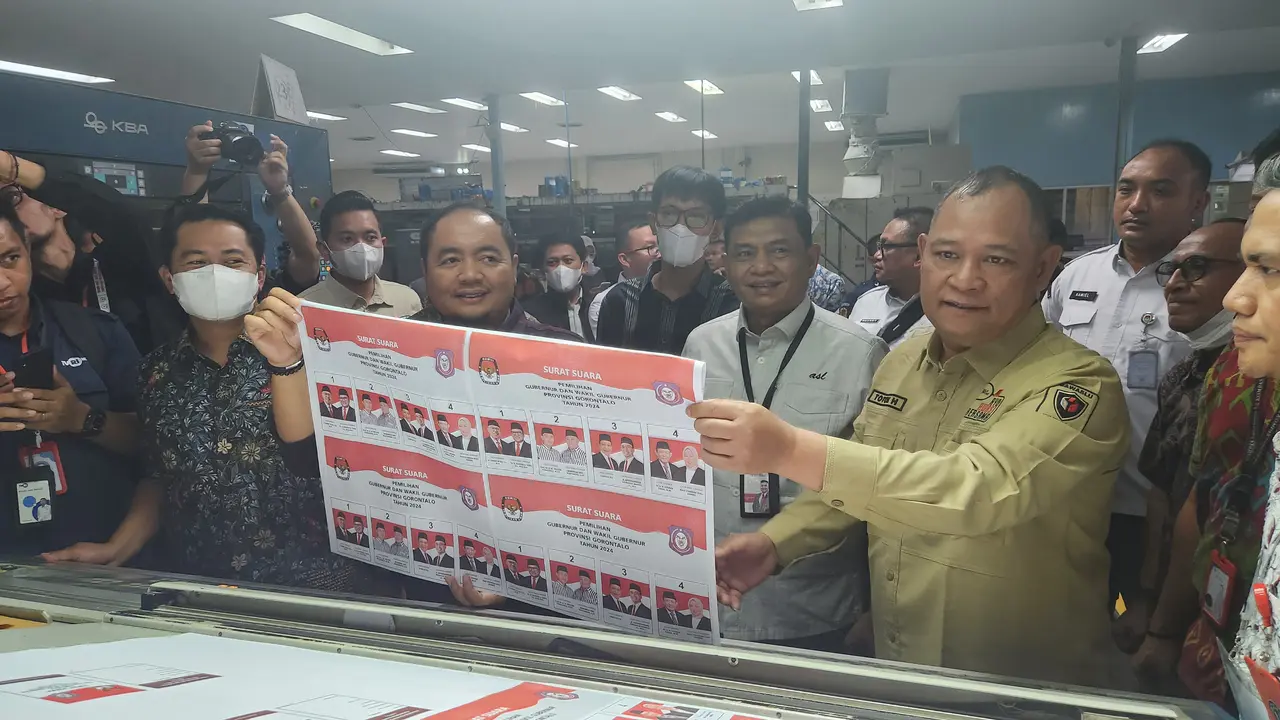 Ketua KPU RI, Mochammad Afifuddin saat meninjau pencetakan surat suara di percetakan PT Antar Surya Jaya, Surabaya, Jawa Timur.
