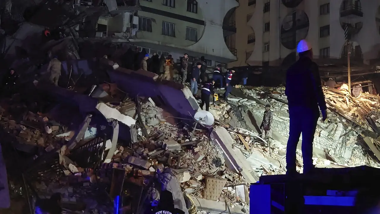 Penampakan Kerusakan Akibat Gempa Dahsyat Magnitudo 7,8 di Turki, Sejumlah Bangunan Runtuh