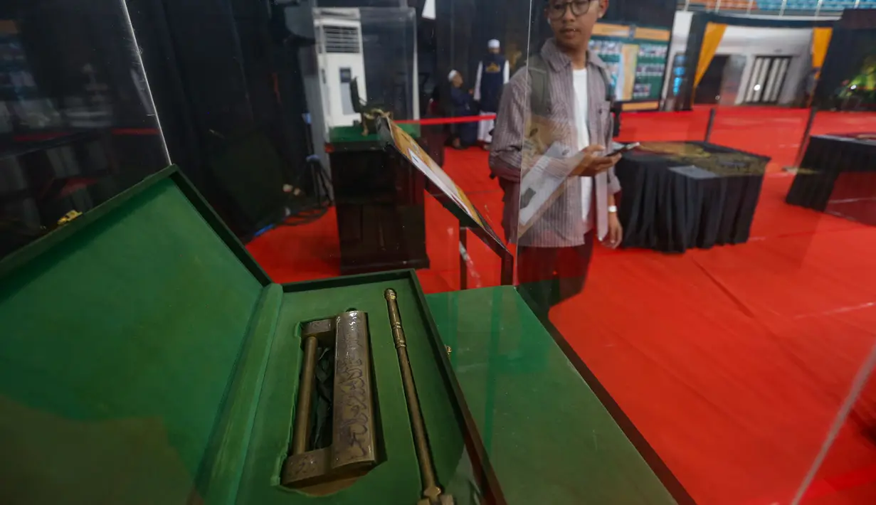 Ada 45 barang peninggalan Nabi Muhammad SAW dan para sahabat serta keluarga, mulai dari perlengkapan perang, hingga tongkat bisa dilihat masyarakat umum hingga 18 Maret 2026. Tampak dalam foto, pengunjung mengamati artefak Nabi Muhammad SAW dan para sahabat serta keluarga saat pameran di gedung Laga Satria, Pakansari, Cibinong, Kabupaten Bogor, Jawa Barat, Jumat (20/2/2026). (merdeka.com/Arie Basuki)