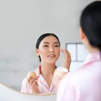 Ilustrasi pemakaian skincare. (c) serezniy/Depositphotos.com