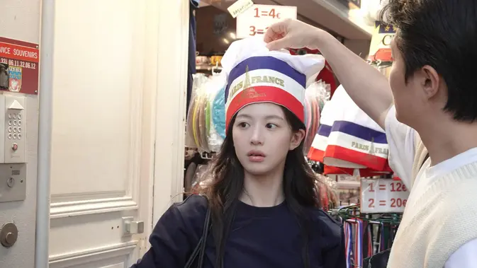 Fashion Casual Go Youn Jung dengan Make Up Natural di Paris