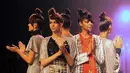 Sejumlah model berpose mengenakan busana kreasi dari desainer Shweta Kapur di Lakme Fashion Week (LFW) Winter / Festive 2017 di Mumbai (16/8). Lakme Fashion Week berlangsung di Mumbai mulai 16-20 Agustus. (AFP Photo/Sujit Jaiswal)