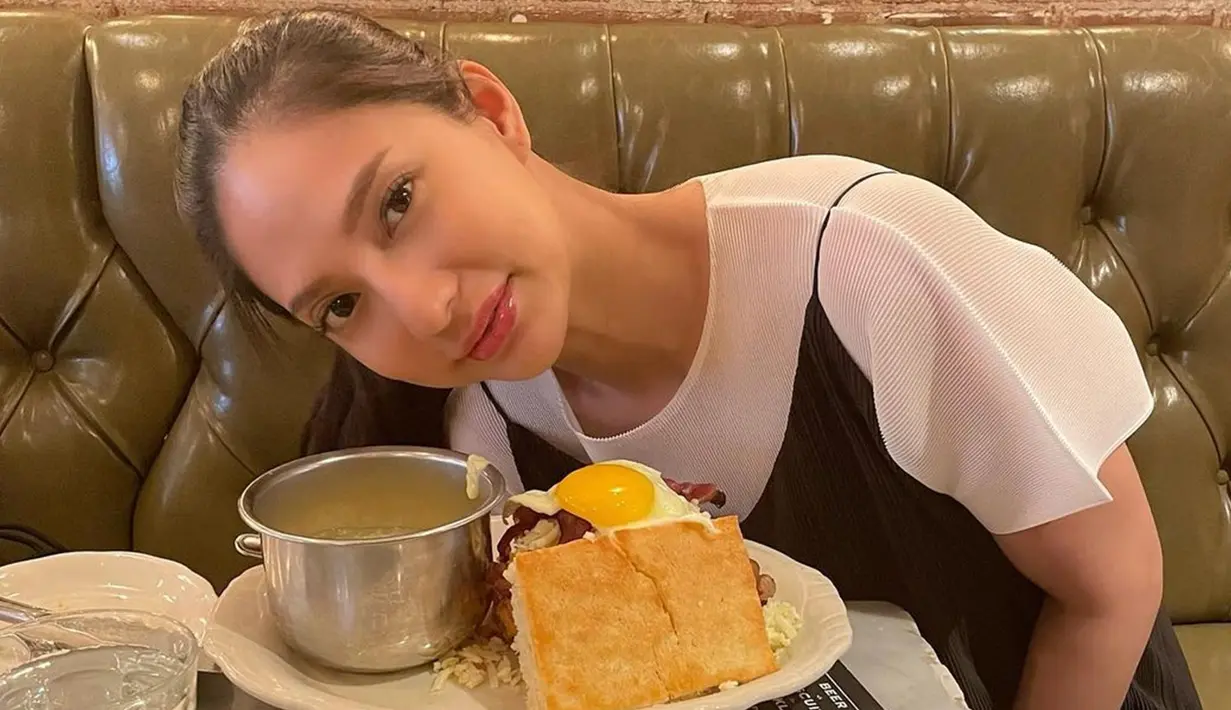Penampilan Nadia Saphira saat melakukan brunch ini juga terbilang cukup simpel. Memadukan busana monokrom, wanita kelahiran 20 Oktober 1987 ini tampil dengan makeup sederhana dan rambut pony tail. (Liputan6.com/IG/@nadsap)