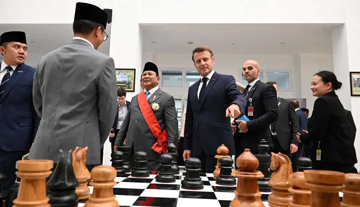 Medali Grand Croix hanya diberikan kepada sosok-sosok luar biasa yang dinilai telah memberikan jasa besar, baik di tingkat sipil maupun militer. (JEANNE ACCORSINI/POOL/AFP)