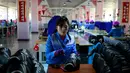 Pekerja wanita mengecek bahan sepatu di Pabrik Sepatu Ryuwon di Pyongyang, Korea Utara (1/2). Pabrik Sepatu Ryuwon merupakan spesialisasi dalam sepatu olahraga. (AP Photo/Dita Alangkara)