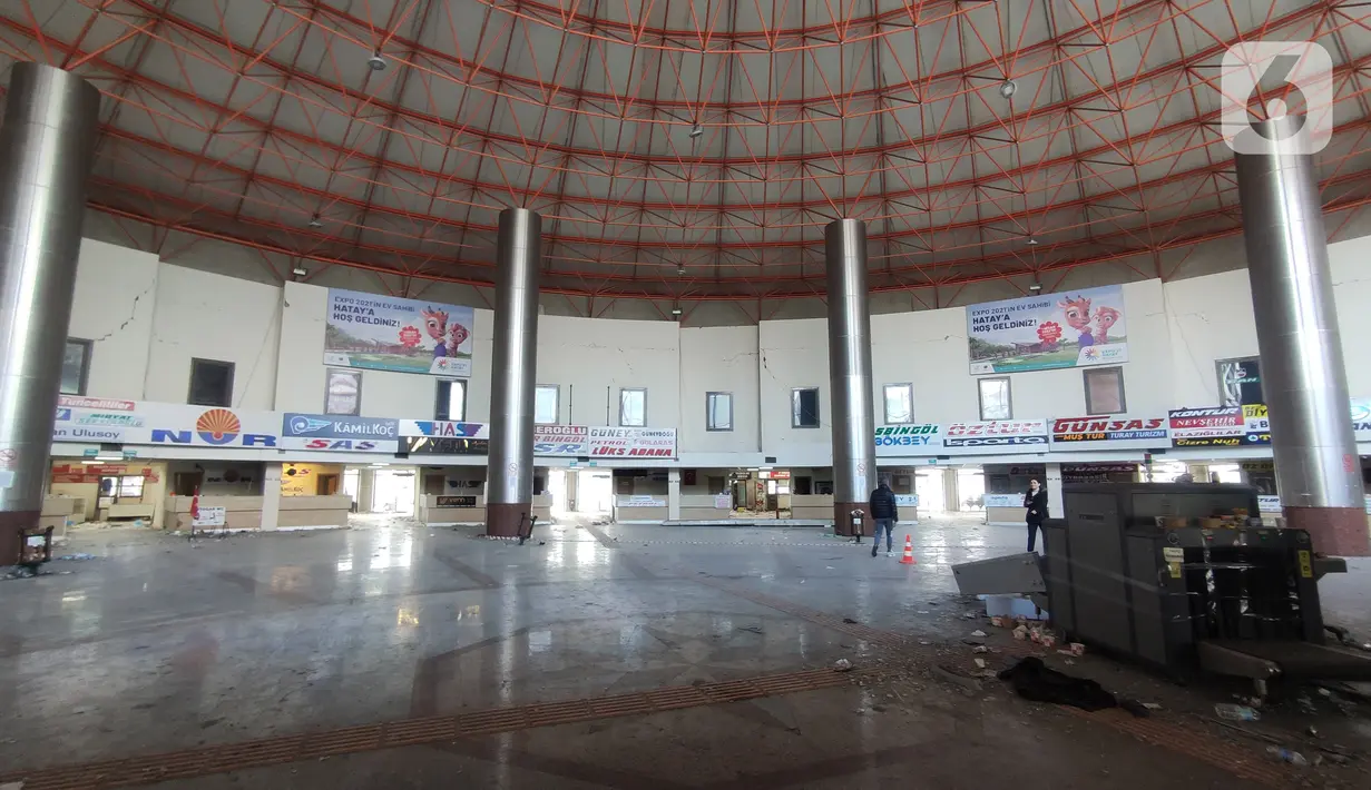Suasana di dalam Antakya Terminal Otobus atau Terminal Antakya di Provinsi Hatay, Turki, Minggu (19/2/2023). Kaca-kaca perkantoran terminal pecah dan berjatuhan. Beberapa akses masuk ditutup garis polisi agar setiap orang tidak memasuki bangunan. (Liputan6.com/Andre Haryanto)