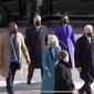 Kedatangan rombongan Joe Biden dan Kamala Harris di Gedung Capitol Hill, AS untuk mengikuti upacara pelantikan pada Rabu (20/1/2021). (Siaran langsung VOA)