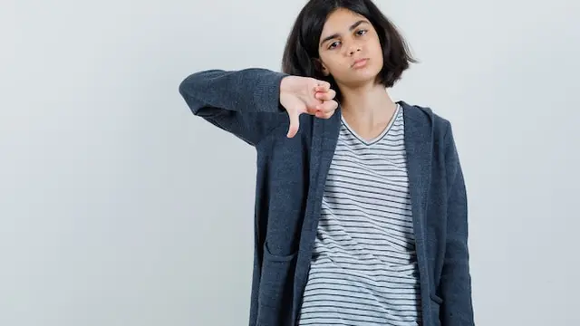 Seorang perempuan mengacungkan jempol terbalik (Foto Dok: Freepik/8photo)