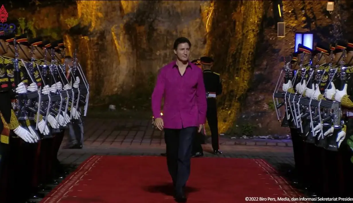 Kain tenun yang dikerjakan menggunakan tangan para terampil penenun Desa Gelget ini merupakan buah inovasi Putu Agus Aksara Diantik, tanpa meninggalkan keaslian kain endek klungkung.