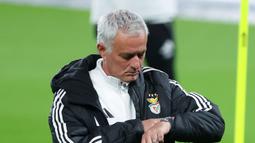 Kini, Jose Mourinho kembali dengan misi besar bersama Benfica, klub yang baru ia tangani. Ia diharapkan dapat mengembalikan klub ke puncak kejayaan Eropa, melanjutkan reputasinya sebagai pelatih spesialis trofi. (Steven Paston/PA via AP)