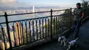 Seorang pria berjalan di sepanjang jalur pendakian di Hong Kong pada 22 Februari 2020. Warga Hong Kong memilih pergi ke daerah gunung dan jalur hiking dibandingkan harus tinggal di pusat kota yang sempit dan dibayangi ketakutan akan wabah virus corona (Covid-19). (VIVEK PRAKASH/AFP)