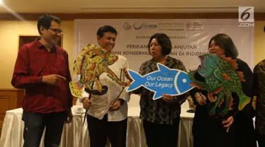 Kepala Pusat Riset Perikanan KKP RI Toni Ruchimat (kedua kiri), Executive Director of Coral Triangle Center Rili Djohari (kedua kanan) saat workshop untuk wartawan tentang perikanan berkelanjutan, Jakarta, Selasa (16/10). (Liputan6.com/Angga Yuniar)