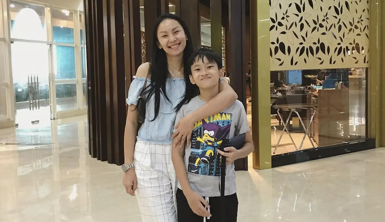 Jika diperhatikan, Azka ternyata punya wajah yang mirip dengan Kalina Ocktaranny. (Foto: instagram.com/kalinaocktaranny)