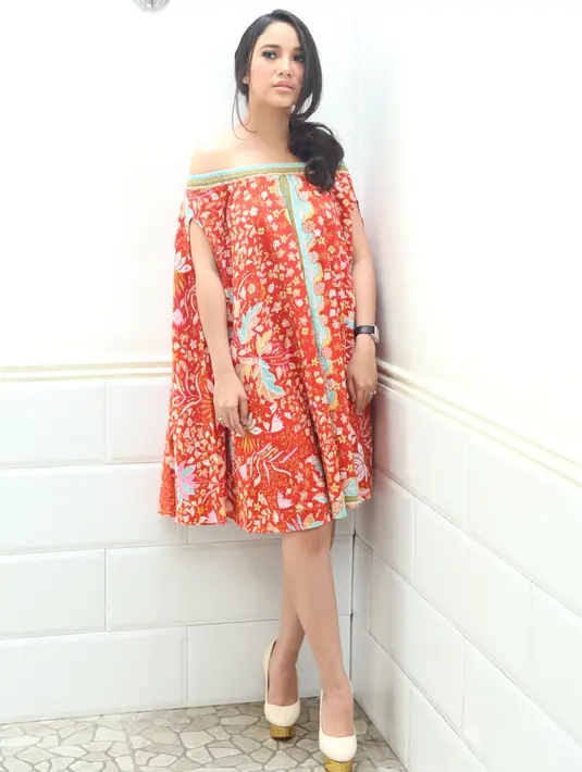 Mencari pembeda dan unik dalam busananya, ia rela mencari ke pelosok-pelosok untuk berburu kain tenun. Ia juga melihat bahwa lamanya proses pengerjaannya. (Andy Masela/Bintang.com)