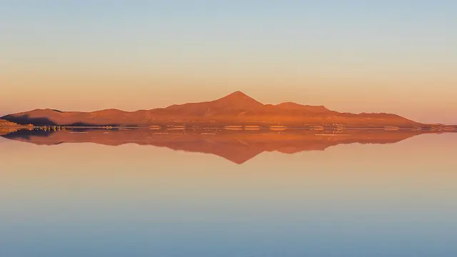 Salar de Uyuni, Bolivia (wikimedia commons)
