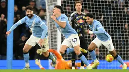 Pemain Manchester City, Phil Foden, melakukan selebrasi setelah mencetak gol ke gawang Leeds United pada pekan ke-13 Premier League 2025/2026 di Etihad Stadium, Sabtu (29/11/2025) malam WIB. (AFP/Oli Scarff)